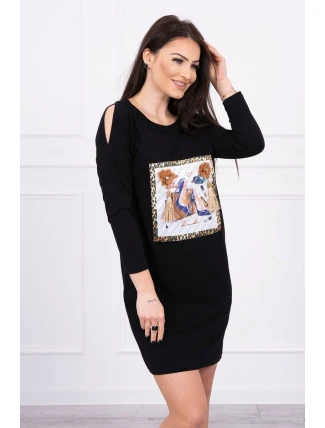 Šaty s 3D grafikou a ozdobnými volánikmi čiernej farby