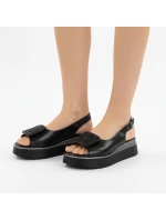 Dámske sandále na hrubej platforme čierne Potocki SZ12590