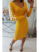 Otrhané šaty horčicovej farby