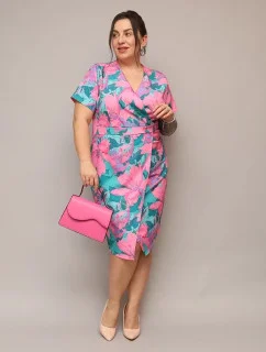 Kvetinové obálkové šaty po kolená v ružovej a zelenej farbe (742)