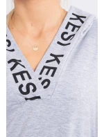 Šedé šaty s kapucňou a potlačou