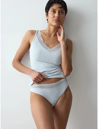 Dámske tangá Feel of Modal String Pearl Grey svetlosivé – TRIUMPH Dámske tangá Feel of Modal String Pearl Grey svetlosivé – TRIUMPH