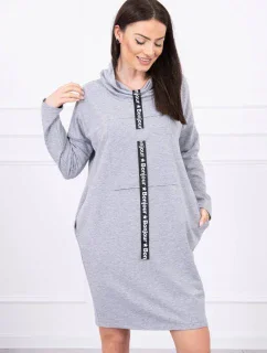 Šaty s kravatou šedej