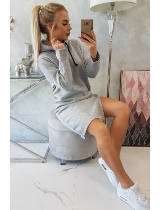 Šaty s kapucňou a bočným rázporkom šedej