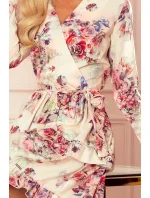 CAROLINE - Dámske šaty s volánikmi, preloženým obálkovým výstrihom as kvetinovým vzorom na svetlom pozadí 297-2 CAROLINE - Dámske šaty s volánikmi, preloženým obálkovým výstrihom as kvetinovým vzorom na svetlom pozadí 297-2