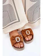 Klapki Damskie Na Platformie Z Kokardką I Ozdobną Broszką Camel Lenela