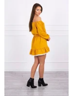 Šaty s otvorenými ramenami a čipkou v horčicovej farbe