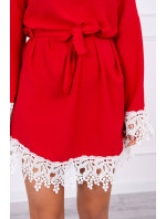 Šaty s čipkou viazané v páse červené