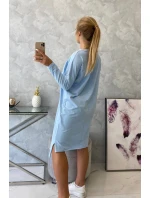 Modré šaty nadmernej veľkosti