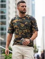 Pánske tričko s potlačou v zelenom maskovacom vzore FashionStreet NX2002R Pánske tričko s potlačou v zelenom maskovacom vzore FashionStreet NX2002R