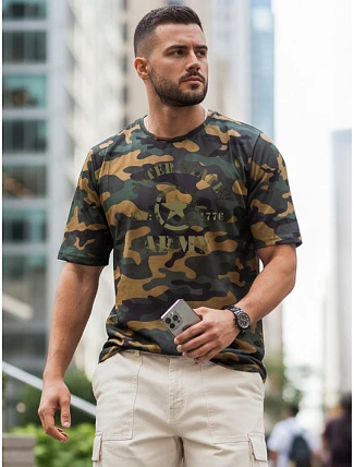 Pánske tričko s potlačou v zelenom maskovacom vzore FashionStreet NX2002R Pánske tričko s potlačou v zelenom maskovacom vzore FashionStreet NX2002R