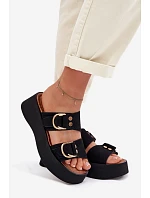 Dámske sandále na platforme so zlatými prackami Black Nelirae Dámske sandále na platforme so zlatými prackami Black Nelirae