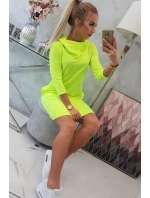 Šaty s kapucňou a vreckami žltej neónovej farby