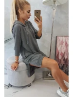 Šaty s kapucňou a dlhším chrbtom v grafitovej farbe Šaty s kapucňou a dlhším chrbtom v grafitovej farbe