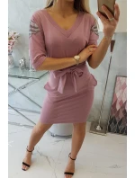 Šaty s krídlami na ramenách tmavo ružové