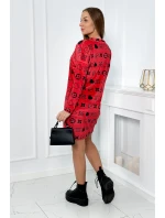 Červené zamatové šaty s ozdobným vzorom