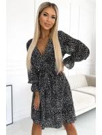 506-1 Šifónové šaty s výstrihom, volánom a opaskom - čierno-biely vzor 506-1 Šifónové šaty s výstrihom, volánom a opaskom - čierno-biely vzor