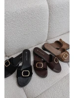 Dámské pantofle na ploché podešvi se zlatým sponou Czarne Selivelle