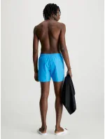 Darčekové balenie pánskych plaviek a uteráka KM0KM00849 BEH modrá - čierna - Calvin Klein Darčekové balenie pánskych plaviek a uteráka KM0KM00849 BEH modrá - čierna - Calvin Klein