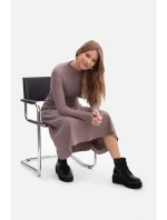 B299 Rebrované midi šaty s asymetrickým pásom - kakaové