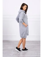 Šaty s kapucňou a dlhším chrbtom šedej