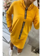 Horčicové šaty s kravatou