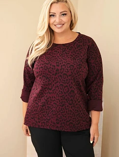 Dámska blúzka vo veľkosti Plus Size s leopardím vzorom a predĺženým zadným dielom v bordovo-červenej farbe
