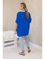 Blúzka nadrozmernej veľkosti s príveskom v chrpovo modrej farbe Blúzka nadrozmernej veľkosti s príveskom v chrpovo modrej farbe