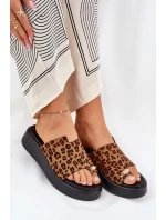 Klapki Damskie Na Platformie I Niskim Koturnie Z Ozdobnym Detalem Panterka Brązowe Saqesse