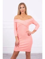 Priliehavé šaty s výstrihom do V marhuľovej farby