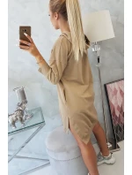 Šaty s kapucňou a dlhším chrbtom