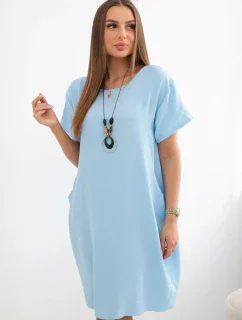 Šaty s vreckami a príveskom modrej farby