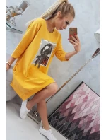 Šaty s potlačou a rozšíreným spodným dielom v horčicovej farbe