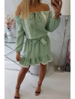 Šaty s odhalenými ramenami a čipkou svetlo zelenej farby