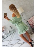 Šaty s odhalenými ramenami a čipkou svetlo zelenej farby