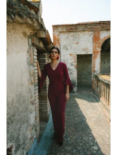 S416 Kombinéza s volánovými rukávmi - bordová