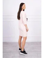 Pozoruhodné púdrovo ružové šaty s 3D grafikou