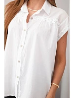 Dámska bavlnená košeľová blúzka s čipkou a krátkymi rukávmi biela Dámska bavlnená košeľová blúzka s čipkou a krátkymi rukávmi biela