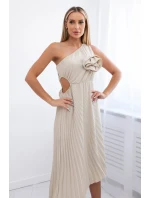 Plisované šaty s kvetom tmavo béžovej farby