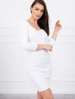 Priliehavé šaty s výstrihom bielej