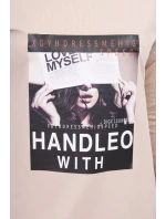 Rukoväť s béžovými šatami s potlačou