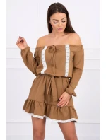Šaty s otvorenými ramenami a čipkou camel Šaty s otvorenými ramenami a čipkou camel
