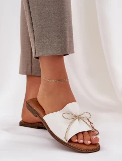 Klapki Na Płaskiej Podeszwie Z Ozdobną Kokardką Białe Deonelis