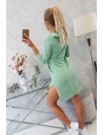 Šaty s dlhším chrbtom a farebnou potlačou tmavo mätovej farby