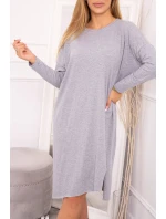 Nadmerné šedé šaty