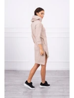 Šaty s dlhším chrbtom a farebnou potlačou béžovej farby
