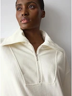 Svetor Velour Rib Sweater krémový Silk White – TRIUMPH Svetor Velour Rib Sweater krémový Silk White – TRIUMPH