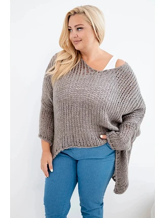 Dámsky sveter v oversized strihu s výstrihom do V a predĺženou zadnou časťou, priečny vzor „fango“ Dámsky sveter v oversized strihu s výstrihom do V a predĺženou zadnou časťou, priečny vzor „fango“