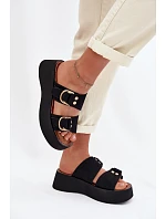 Dámske sandále na platforme so zlatými prackami Black Nelirae Dámske sandále na platforme so zlatými prackami Black Nelirae
