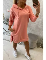 Šaty s kapucňou a dlhším chrbtom v marhuľovej farbe